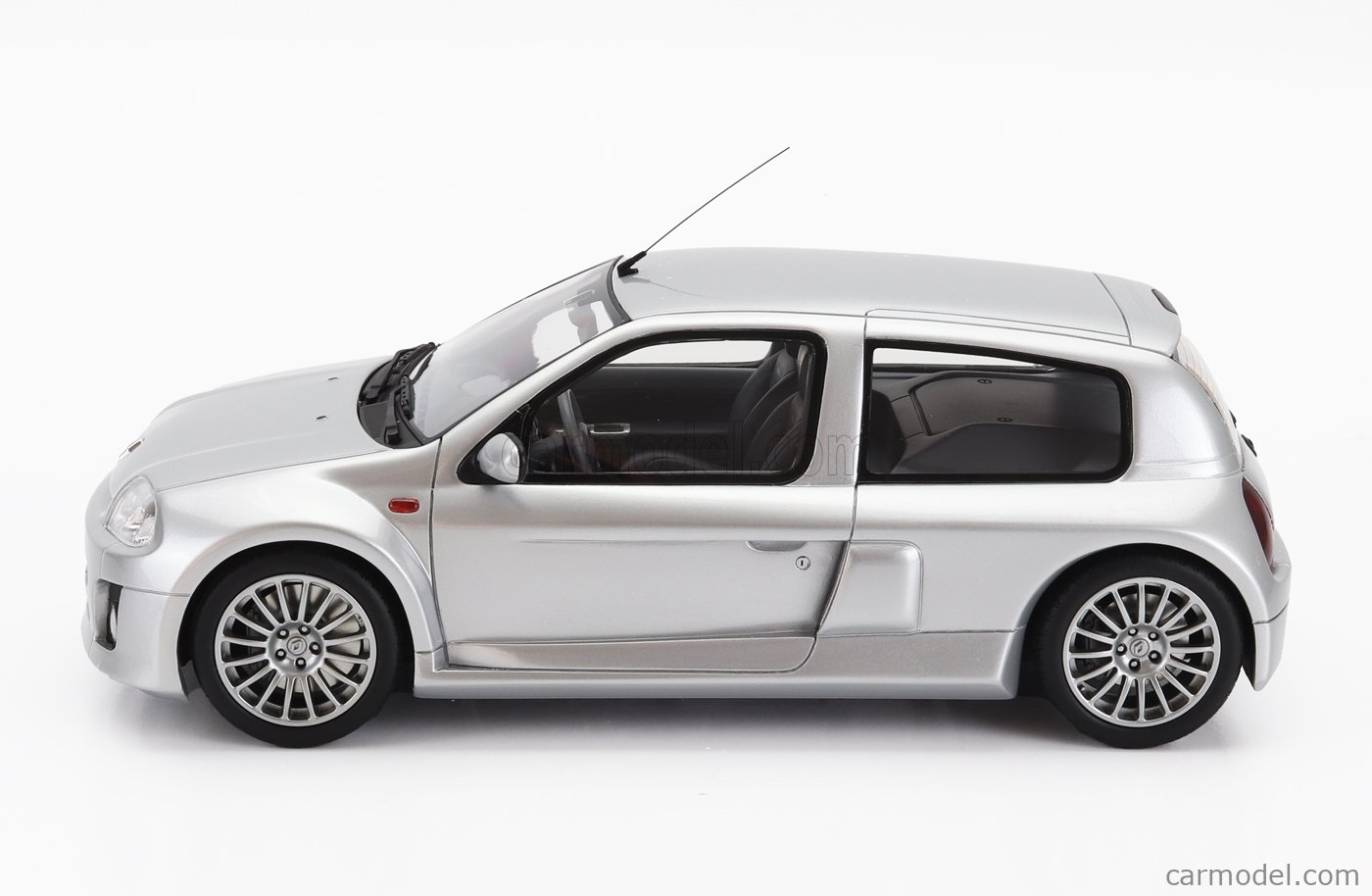 OTTO MOBILE OT1034 Scale 1 18 RENAULT CLIO SPORT V6 PHASE I 2001 SILVER