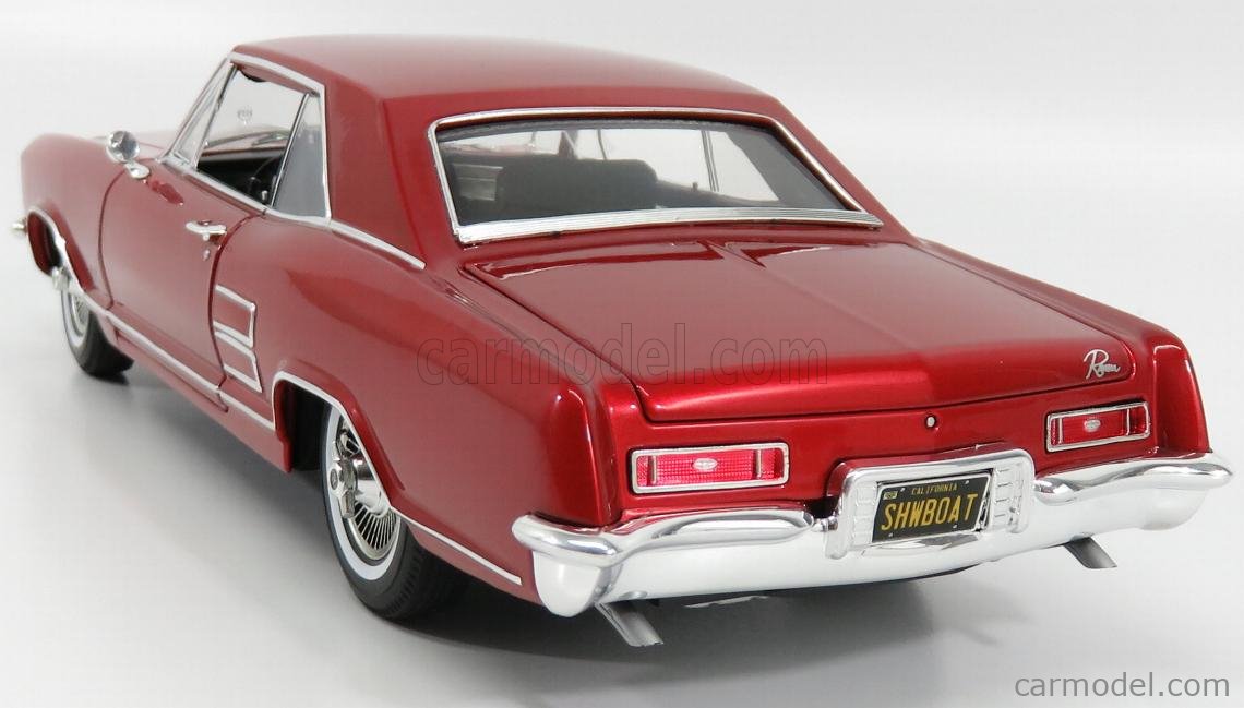 1964 Buick Riviera 1:8 スケール checking under the hood of a 1964 Buick Riviera by Highway