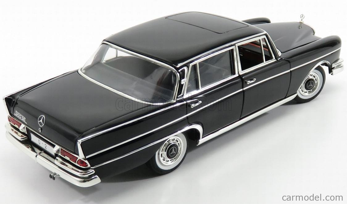 REVELL 09050 Scale 1/18 | MERCEDES BENZ 300SE 1965 WITH 2 FIGURES