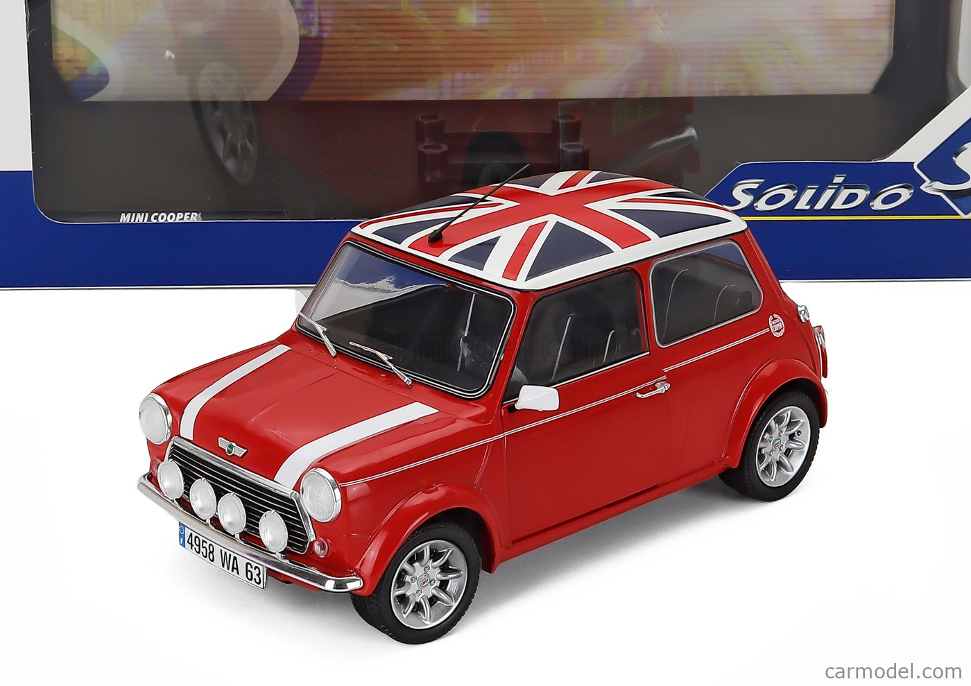 Photo 3 - A l'arrière, la Mini Cooper JCW adopte un masque noir avec un motif de drapeau à