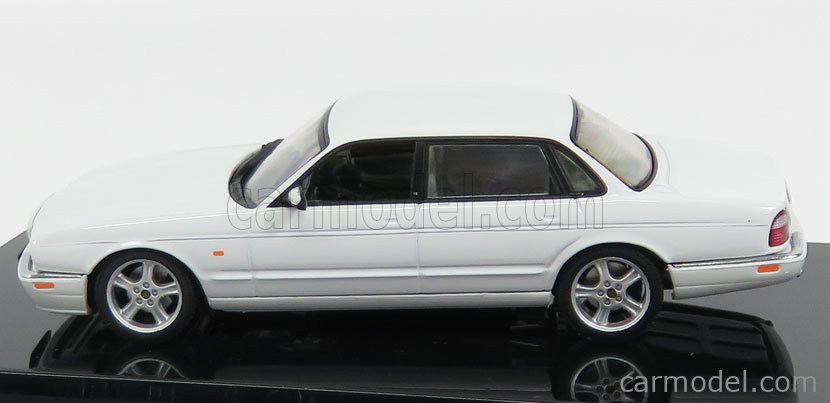 新品100%新品AUTOart 1/43 Jaguar XJR White オートアート ジャガー ホワイト ミニカー モデルカー 検索 X300 X308 XJ6 ヴァンデンプラ 乗用車