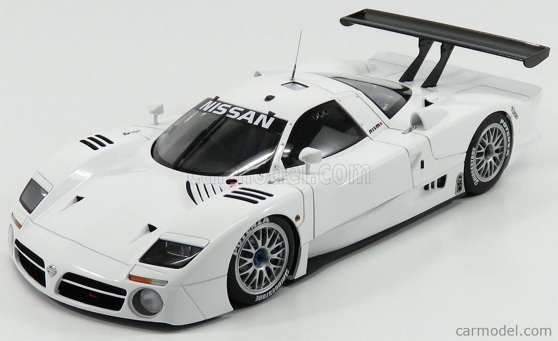 豊富なオートアート　AUTOart 1/18 日産　R390 GT1 1998年　ル・マン24時間レース　総合3位　#32 (星野一義/鈴木亜久里/影山正彦) レーシングカー