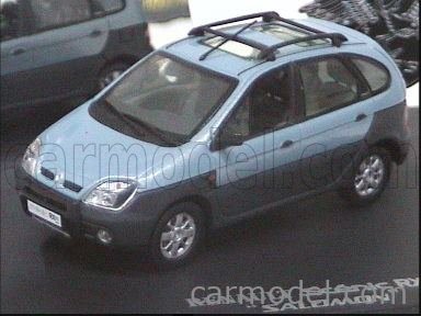 1:43 UNIVERSAL HOBBIES Renault Scénic RX4 Salomon Bleu Nacré