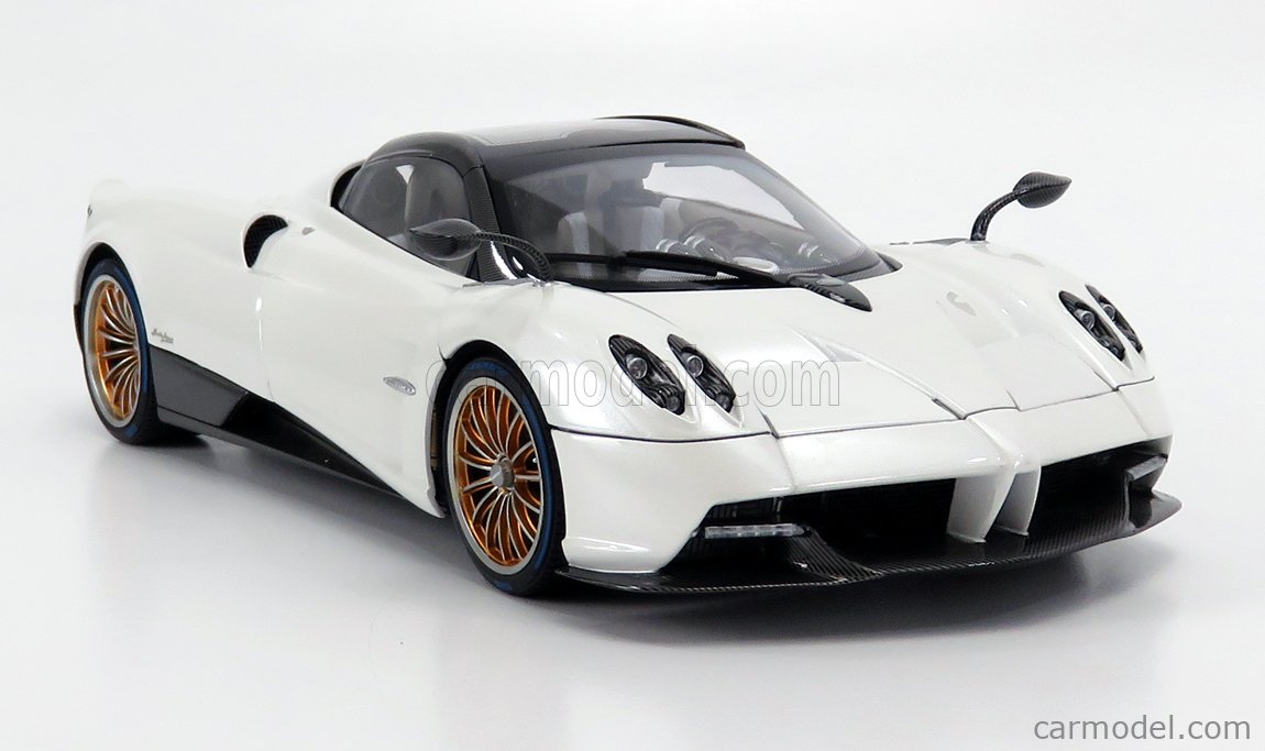 LCD-MODEL LCD18002WH Echelle 1/18  PAGANI HUAYRA ROADSTER 2018 WHITE