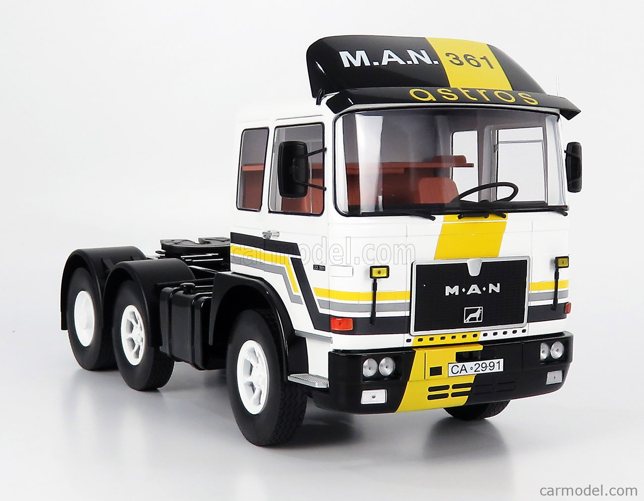 ROAD-KINGS RK180111 Scale 1/18 | MAN F8 TRACTOR TRUCK 3-ASSI 1978 