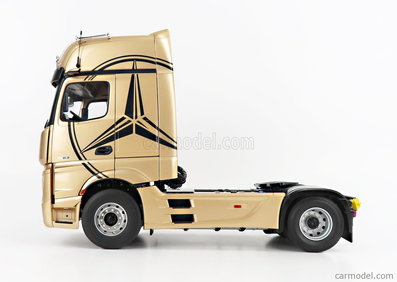 NZG LM10240066 Масштаб 1/18  MERCEDES BENZ ACTROS 2 1863 GIGASPACE 4x2 MIRRORCAM TRACTOR TRUCK LOGO MERCEDES 2-ASSI 2018 CHAMPAGNE