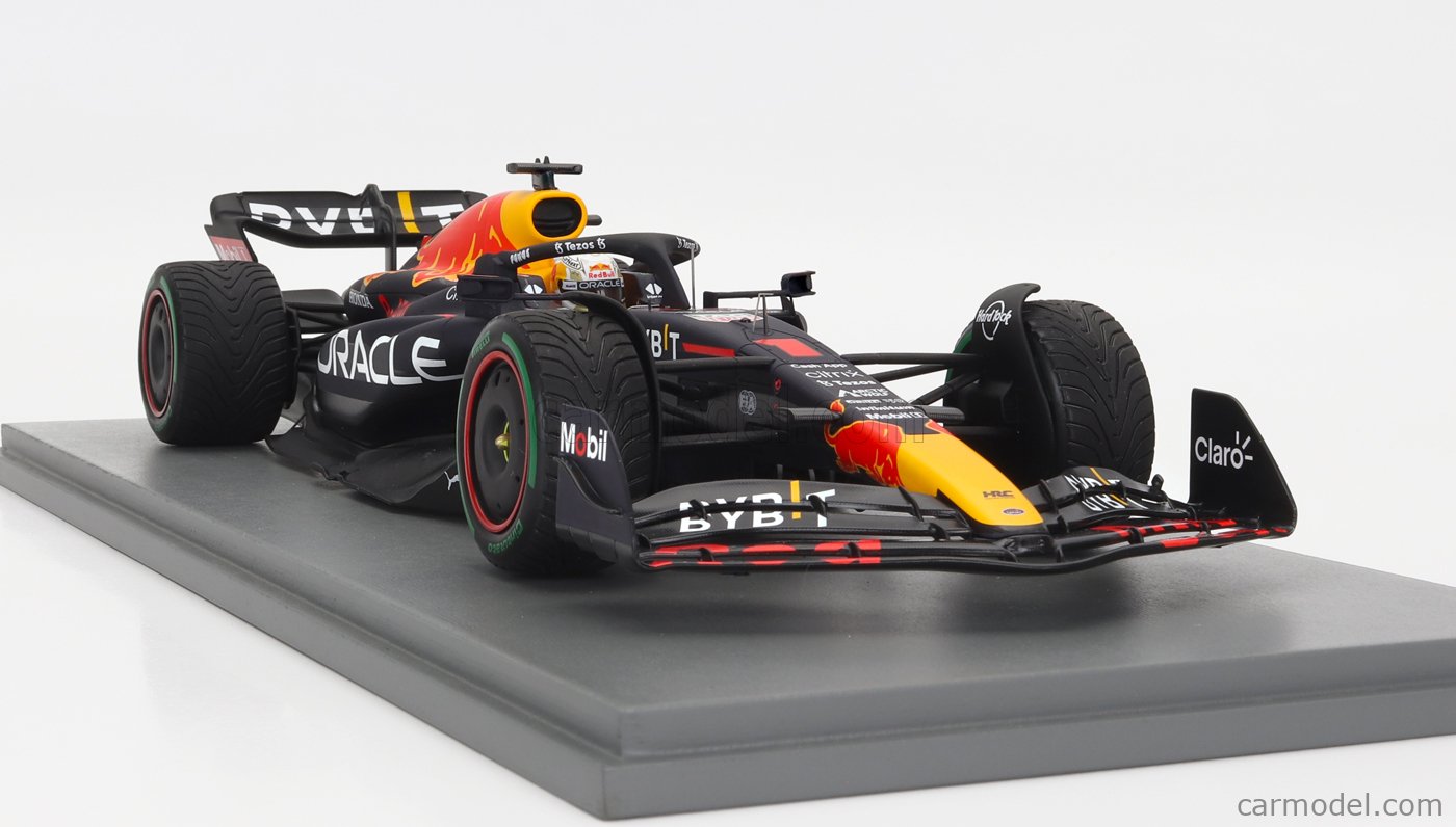 SPARK-MODEL 18S774 Scale 1/18  RED BULL F1 RB18 TEAM ORACLE RED BULL  RACING N 1 WINNER JAPAN GP WITH PIT BOARD WORLD CHAMPION 2022 MAX  VERSTAPPEN MATT BLUE YELLOW RED