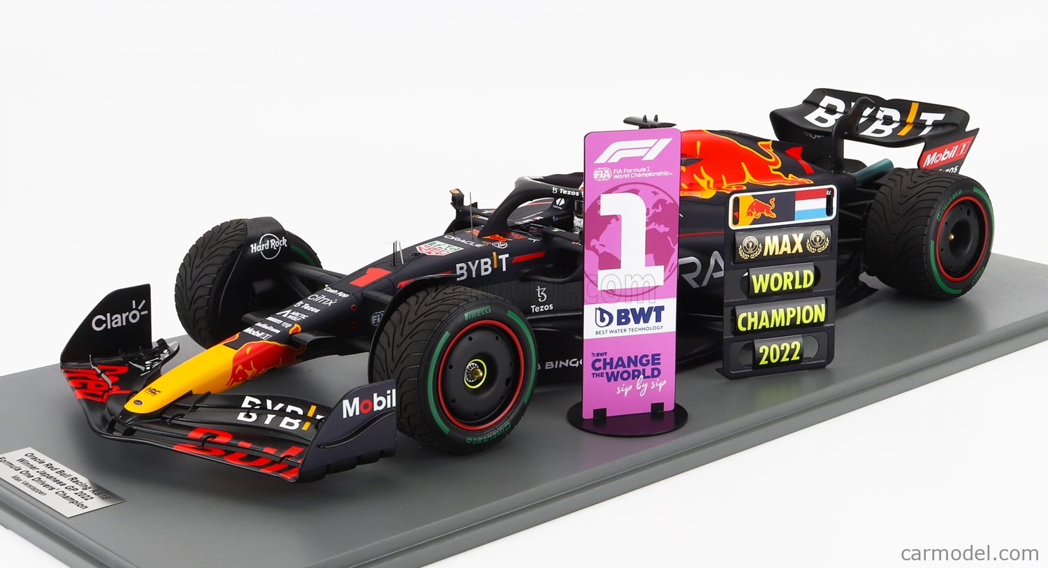 SPARK-MODEL 12S034 Scale 1/12 | RED BULL F1 RB18 TEAM ORACLE RED BULL RACING  N 1 WORLD CHAMPION WINNER JAPAN GP WITH PIT BOARD 2022 MAX VERSTAPPEN MATT  BLUE YELLOW RED