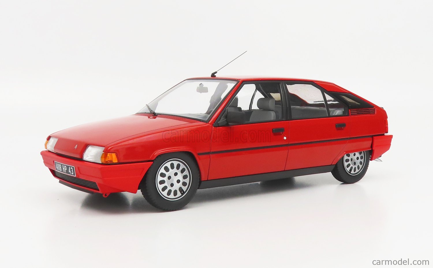 Voiture de 1983 couleur rouge - CITROEN BX 16 TRS