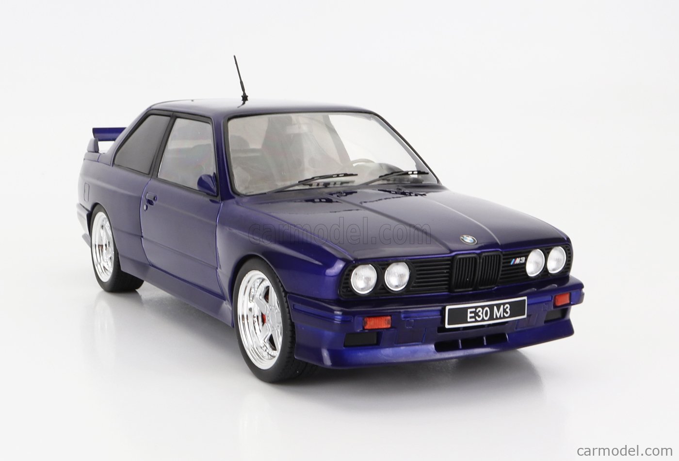 Ixo 1:18 BMW M3 E30 Année de construction 1989 Blanc / bleu / rouge  18CMC123.22 modèle voiture 18CMC123.22 4895102337453