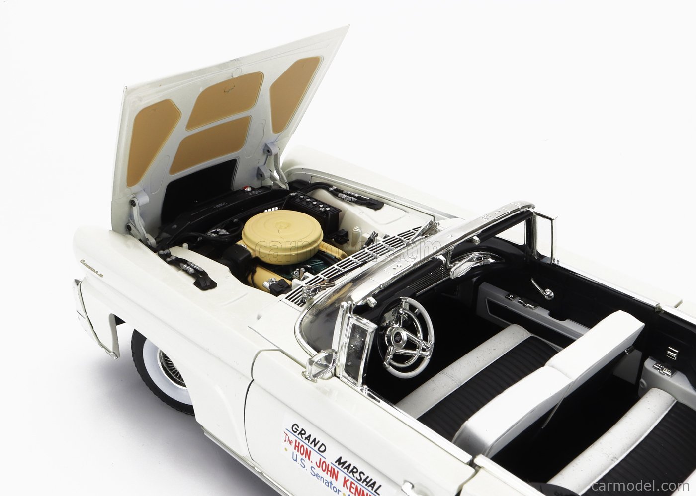 SUN-STAR 04707 Masstab: 1/18  LINCOLN CONTINENTAL MKIII CABRIOLET OPEN WITH JOHN F.KENNEDY FIGURE IN OREGON 1960 WHITE