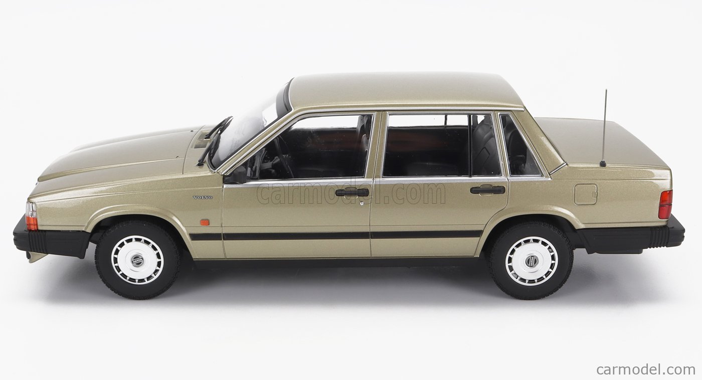 Minichamps 1/18 Volvo 740 GL 1986 – Couleur Or, Prévente