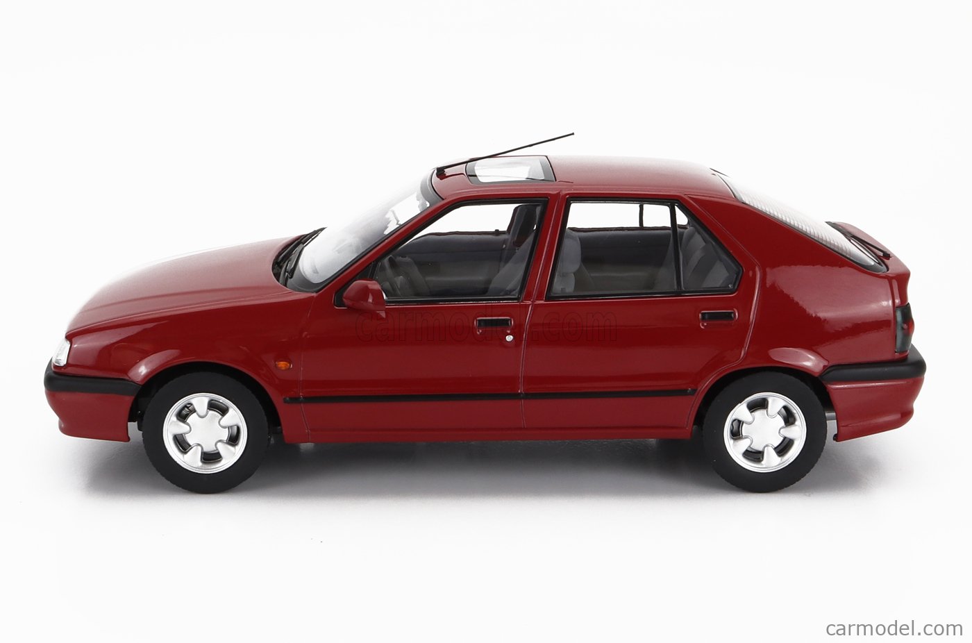 Modèle Réduit 1/18 Renault 19 Bleu Métallisé 1994 - Marque Triple 9 - Neuf En Boîte