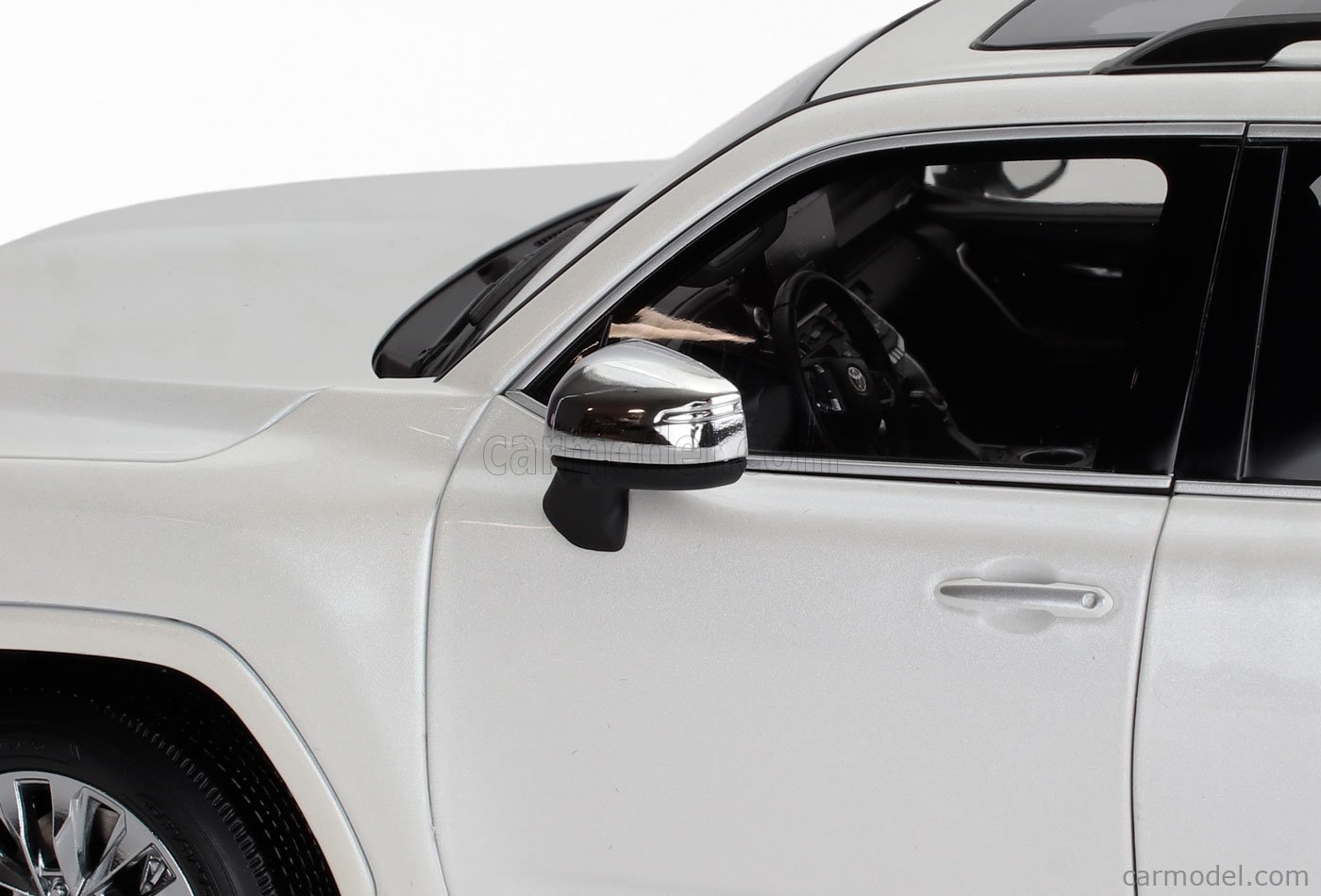 LCD-MODEL LCD18013-ZX-WH Scale 1/18 | TOYOTA LAND CRUISER 300-ZX