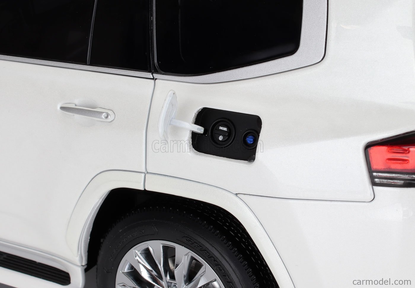 LCD-MODEL LCD18013-ZX-WH Scale 1/18 | TOYOTA LAND CRUISER 300-ZX