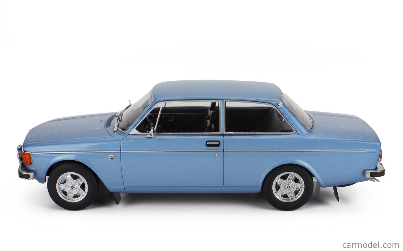 BOS 1/18 - Volvo 144 Saloon 1968 Light Blue Resin Scale