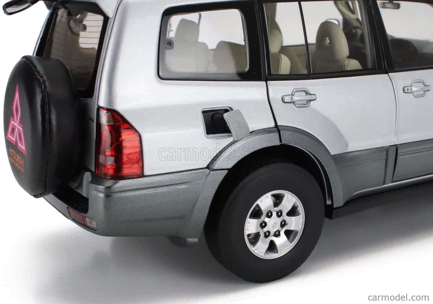 SUN-STAR 05832 Scale 1/18 | MITSUBISHI PAJERO 3.5L V6 V73