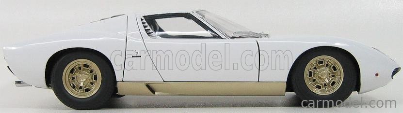 Modelo de coche de fundición escala 1/18 Lamborghini Miura Supercar  italiano, vista superior Fotografía de stock - Alamy