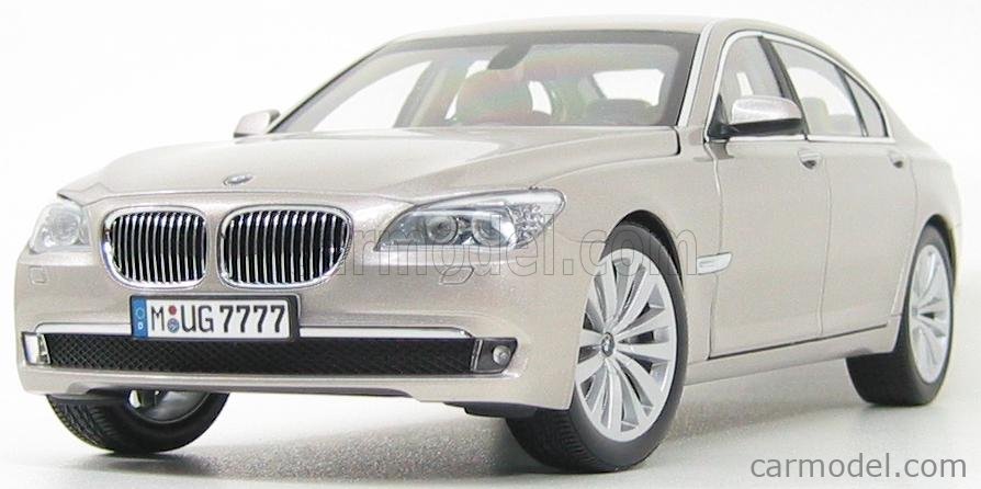 Kyosho 1:18 BMW 760 Li (F02) Year 2010 brilliant white