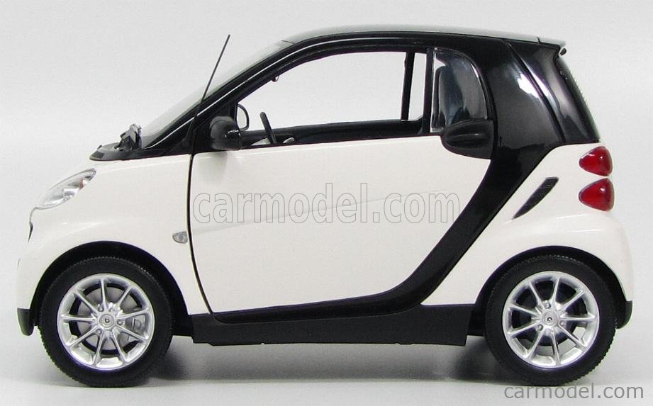 MINICHAMPS 150036302 Scale 1/18 | SMART FORTWO COUPE 2007 WHITE BLACK