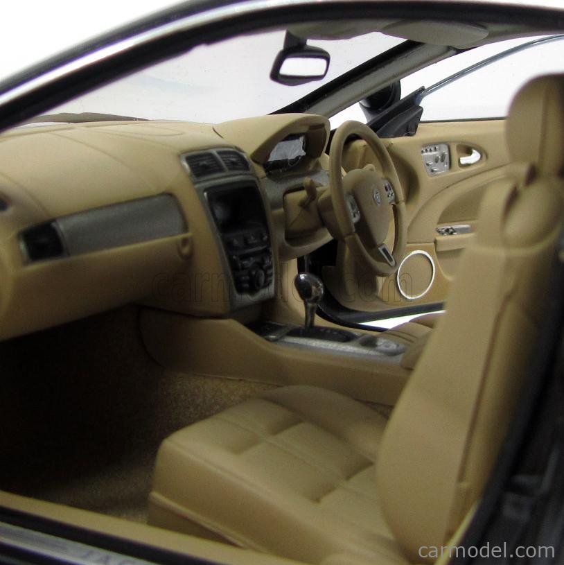 【中古】AUTO art JAGUAR XK 2006 COUPE 1:18 2006 JAGUAR XK COUPE LIQUID SILVER by AUTOart 1:18 #73631