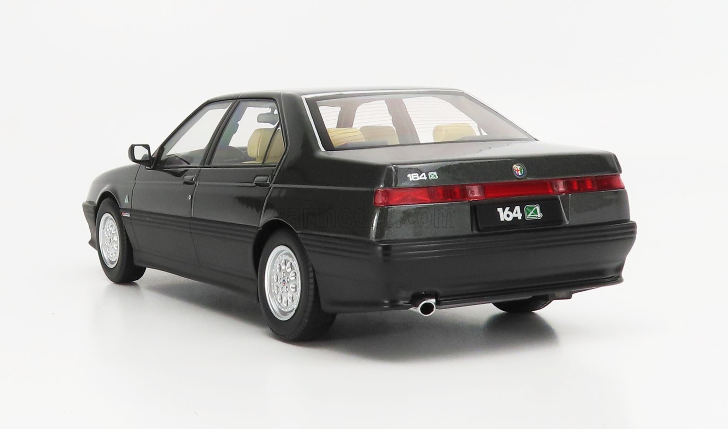 MODELLINO AUTO STATICO ALFA ROMEO 164 Q4 1994 GRIGIO INTERNI BEIGE SCALA 1/18